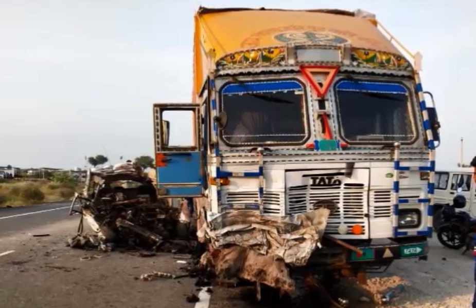 टक्कर लगने के बाद कार में फंसे मृतकों के शव