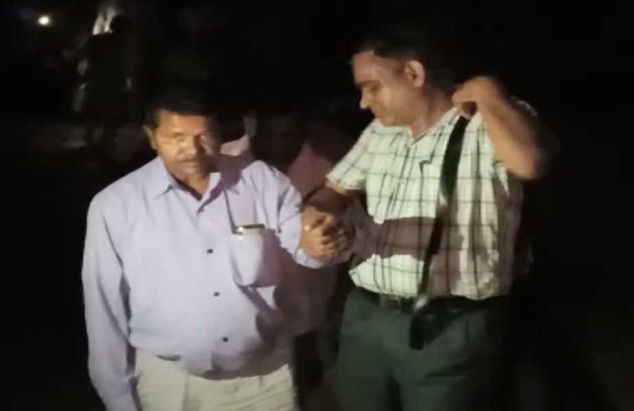 रिश्वतखोर सेक्शन इंजीनियर को गिरफ्तार करके ले जाते CBI के अधिकारी