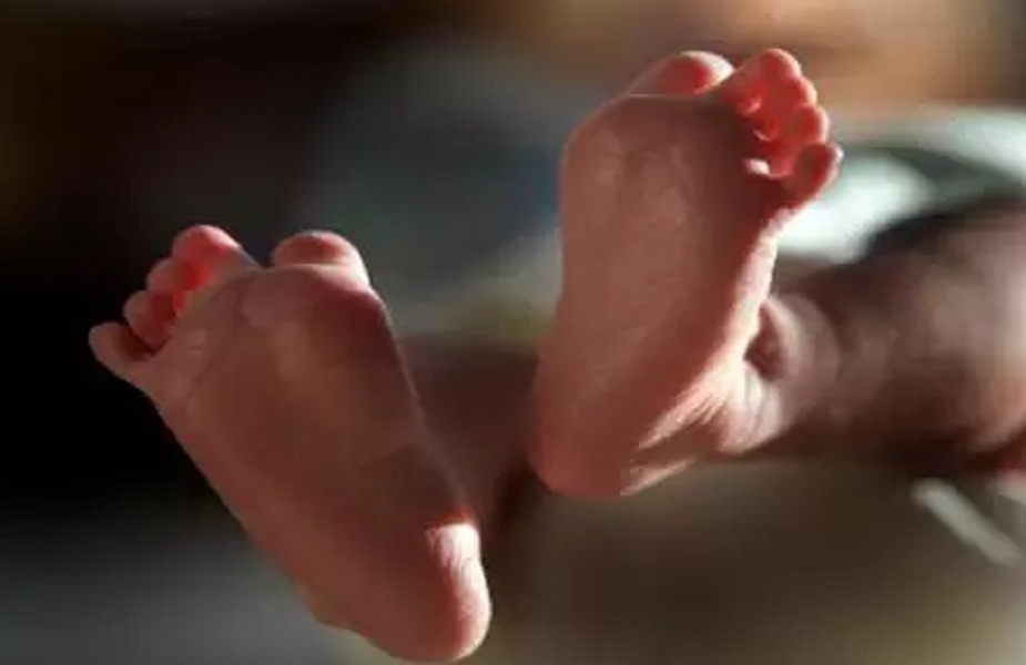 पुलिस ने सड़क के नजदीक गड्ढा खोदकर नवजात के शव को दफनाया (सांकेतिक तस्वीर)