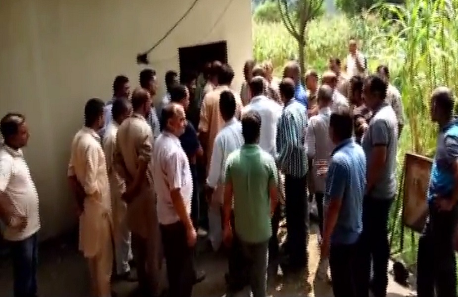 कार्रवाई को लेकर गलोड़ पुलिस चौकी में स्थिति हुई तनावपूर्ण