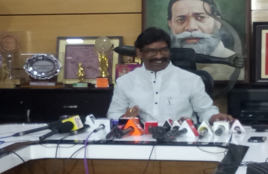 पूर्व सीएम हेमंत सोरेन ने सीएम रघुवर दास को लीगल नोटिस भेजते हुए 7 दिनों के अंदर सर्वाजनिक तौर पर माफी मांगने को कहा है.