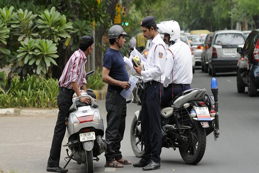 बात हो रही जुर्माना कम करने की और काट दिया 2 लाख रुपये से ज्यादा का चालान!
