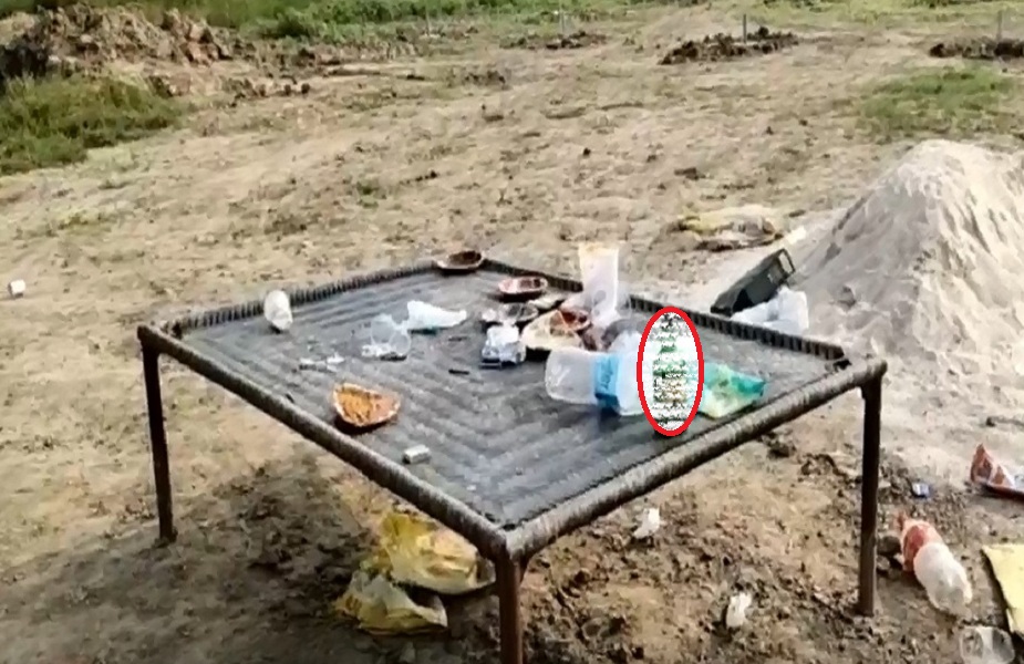 युवक के शव के पास से मिली शराब की बोतलें और लाठी-डंडे