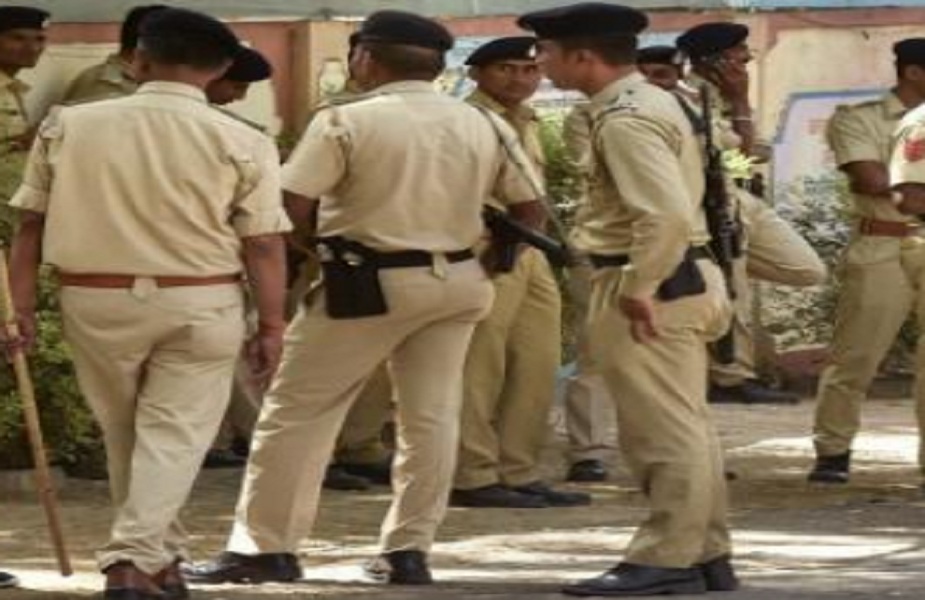 फायरिंग के बाद पुलिस लाइन में जवान से पूछताछ के लिए पहुंचे कई अधिकारी (सांकेतिक तस्वीर)