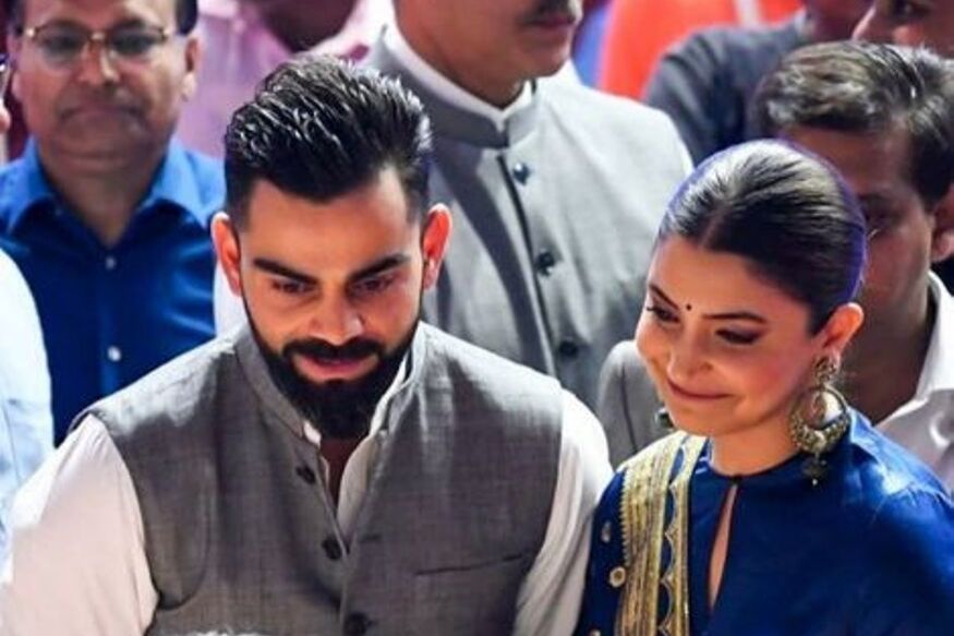 अनुष्का ने टीम इंडिया के सामने ही चूम लिया कोहली का हाथ, देखें 'चीकू' का रिएक्