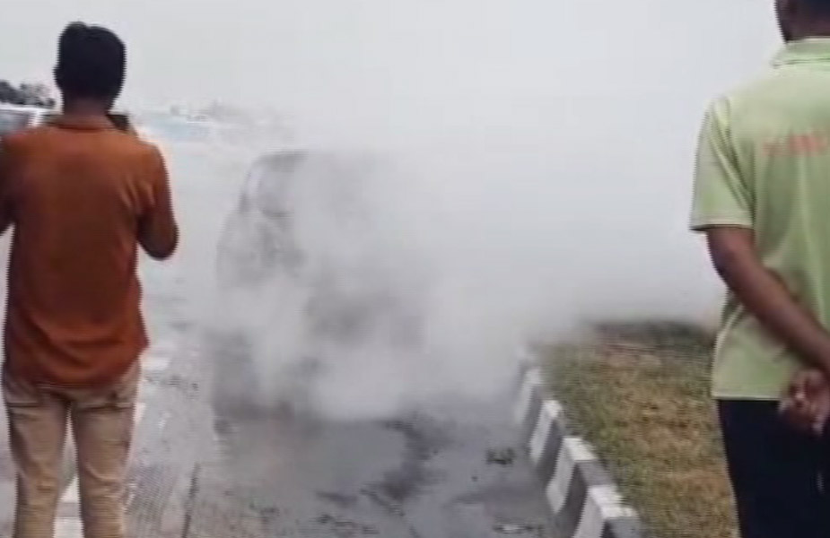 कार में आग-burning car