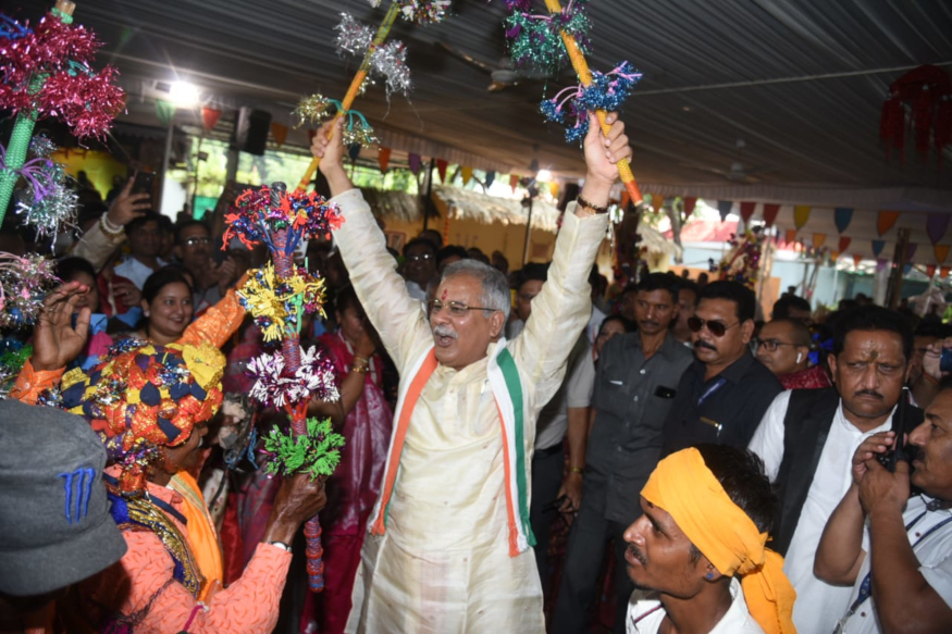 chhattisgarh news, cg news, raipur news, Gowthan diwas, Gowthan diwas in chhattisgarh, cm bhupesh baghel Gowthan diwas, Govardhan puja, Govardhan puja tradition, Govardhan puja tradition in chhattisgarh, छत्तीसगढ़ न्यूड, रायपुर न्यूज, गौठान दिवस, छत्तीसगढ़ में गौठान दिवस, गोवर्धन पूजा, छत्तीसगढ़ में गोवर्धन पूजा, सीएम भूपेश बघेल का गौठान दिवस, सीएम भूपेश बघेल ने की गोवर्धन पूजा, छत्तीसगढ़ में गोवर्धन पूजा, गोवर्धन पूजा में मान्यता
