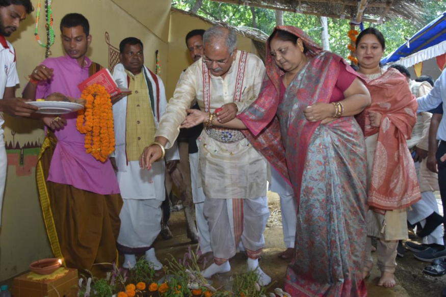 chhattisgarh news, cg news, raipur news, Gowthan diwas, Gowthan diwas in chhattisgarh, cm bhupesh baghel Gowthan diwas, Govardhan puja, Govardhan puja tradition, Govardhan puja tradition in chhattisgarh, छत्तीसगढ़ न्यूड, रायपुर न्यूज, गौठान दिवस, छत्तीसगढ़ में गौठान दिवस, गोवर्धन पूजा, छत्तीसगढ़ में गोवर्धन पूजा, सीएम भूपेश बघेल का गौठान दिवस, सीएम भूपेश बघेल ने की गोवर्धन पूजा, छत्तीसगढ़ में गोवर्धन पूजा, गोवर्धन पूजा में मान्यता