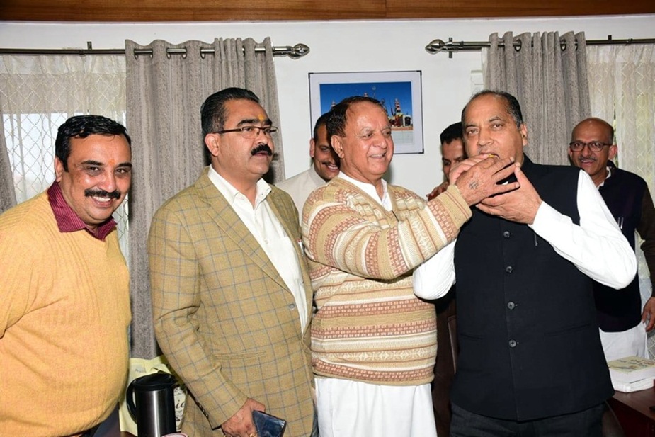 जीत के बाद सीएम को मिठाई खिलाते हुए मंत्री महेंद्र सिंह ठाकुर.