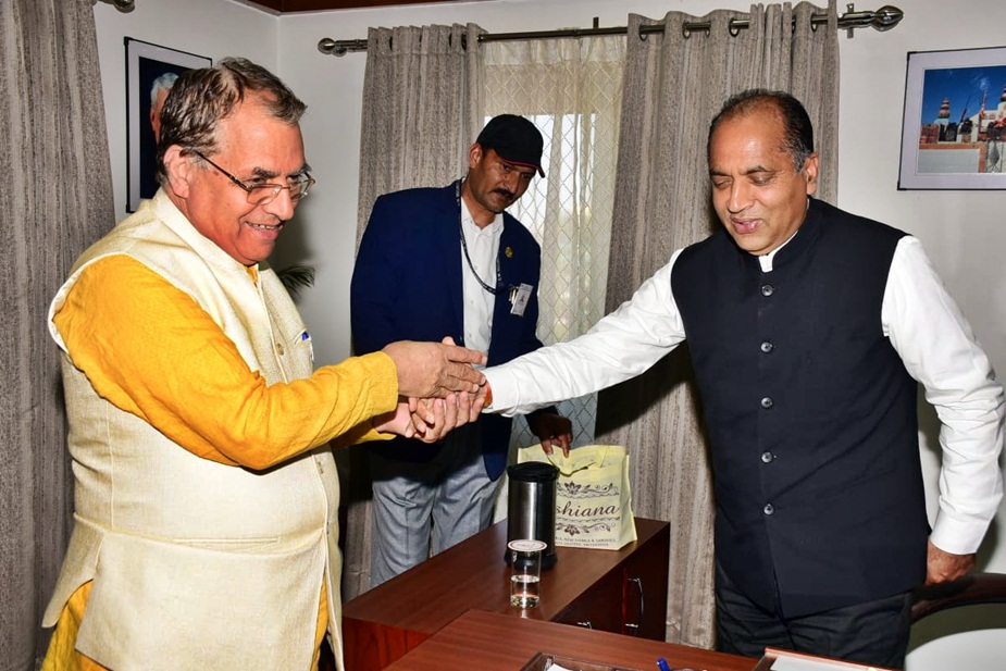सीएम जयराम ठाकुर को बधाई देते शिक्षामंत्री सुरेश भारद्वाज.