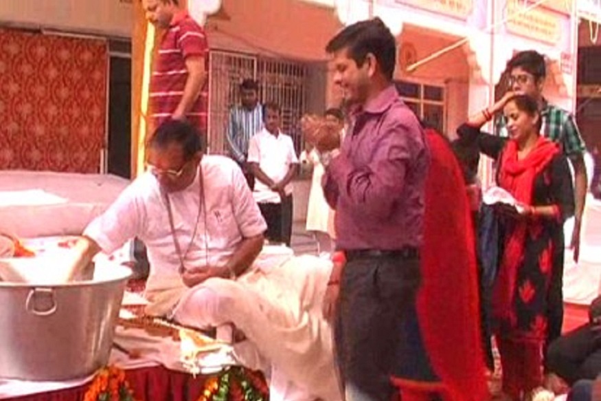 Govardhan pooja, rishikesh, गोवर्धन पूजा के बाद 56 भोग का प्रसाद लेते श्रद्धालु.