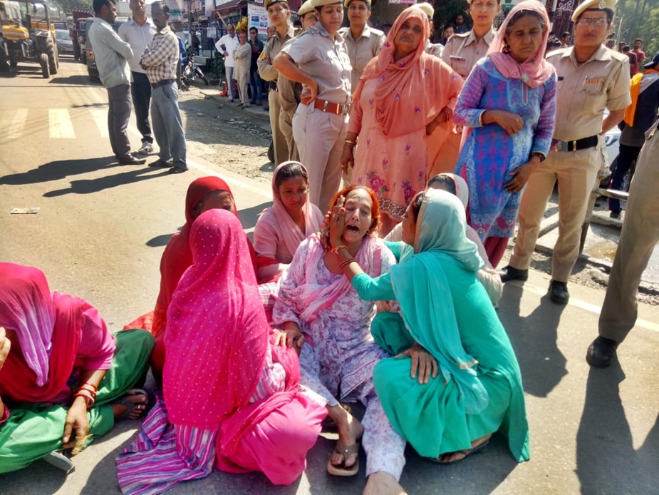 परिजनों ने डॉक्टरों पर लापरवाही का आरोप लगाया है.