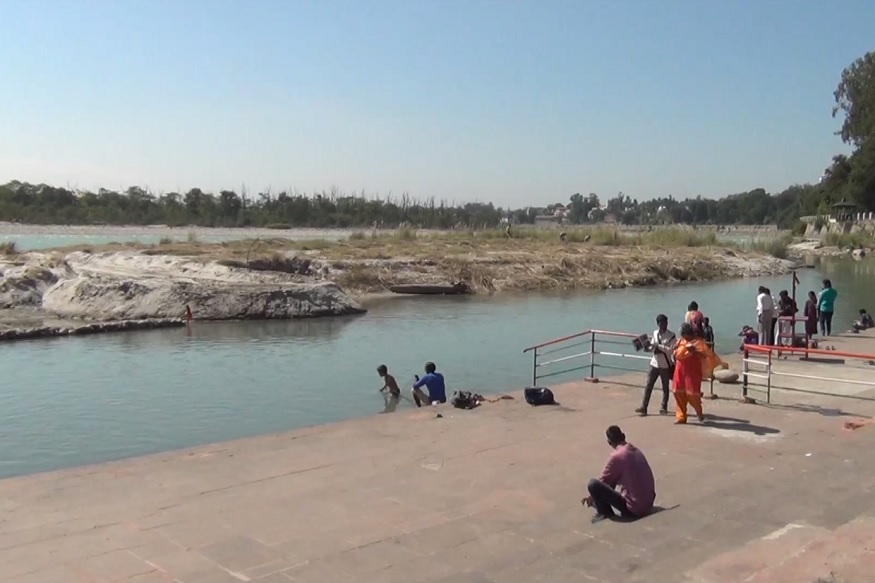 Rishikesh ganga ghat, सर्दियों में गंगा कम जलस्तर की वजह से मुख्य घाट से गंगा बहुत दूर हो जाती है जिसकी वजह से श्रद्धालुओं को दिक्कत का सामना करना पड़ता है.