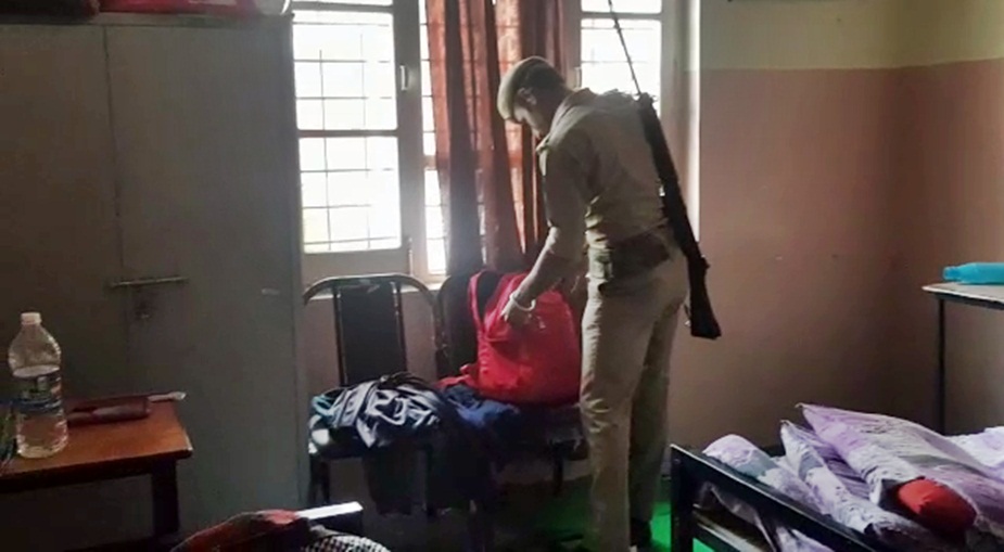 पुलिस जवानों ने घरों में जाकर भी तलाशी ली है.