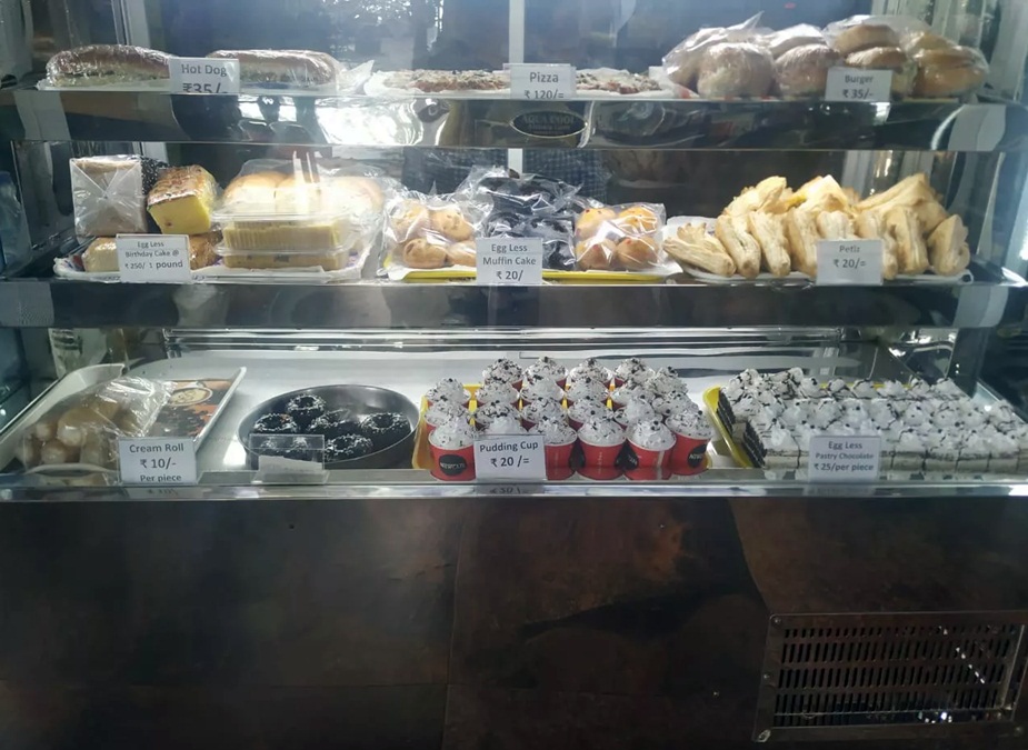 कैफ में कैदियों के बनाए उत्पाद बिकते थे.