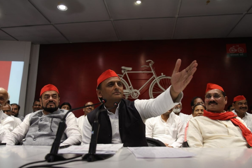 मीडिया से बातचीत करते सपा अध्यक्ष अखिलेश यादव