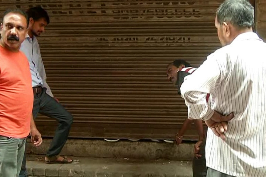बीते तीन वर्षों से एक दुकान के अंदर कैद है बिल्ली