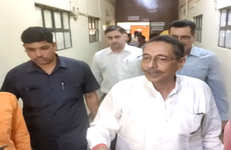 हादसे के बाद एसपी प्रह्लाद सिंह के साथ एसपी कार्यालय पहुंचे मंत्री विश्वेंद्र सिंह