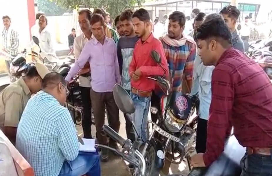 महिला की मौत के बाद परिजनों की शिकायत पर पुलिस ने मामला किया दर्ज