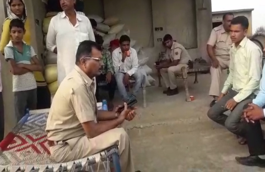चोरी की वारदात के बाद मौके पर पहुंची पुलिस जांच में जुटी