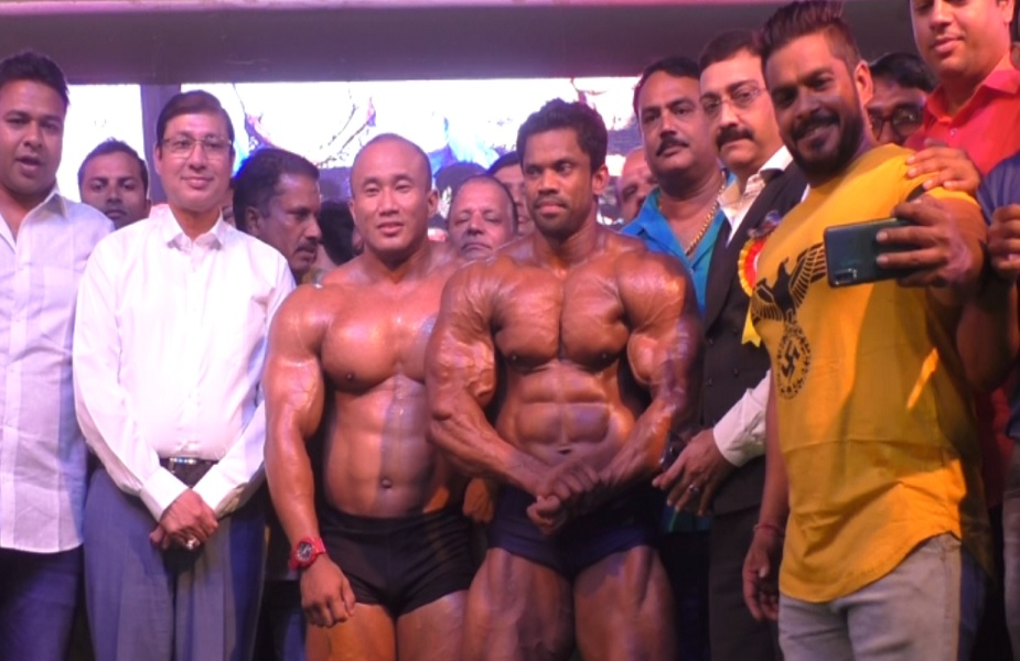 बॉडी बिल्डिंग शो के दौरान लोगों ने बॉडी बिल्डर्स के साथ ली सेल्फी