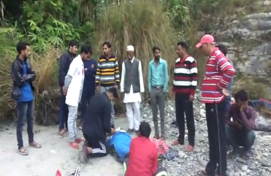 पुलिस और प्रशासन की टीम ने घटनास्थल पर राहत कार्य किया जारी