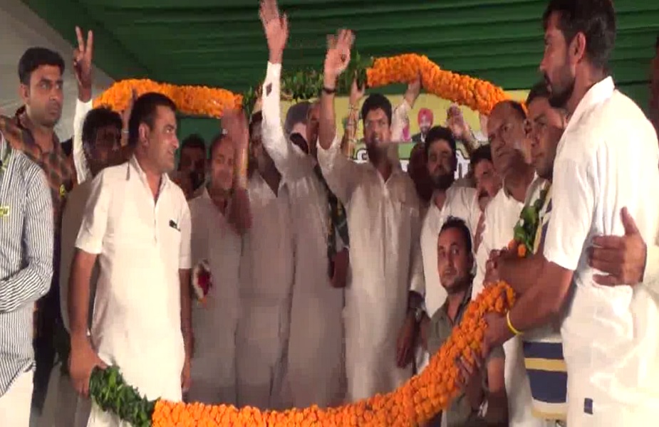 मंच पर जजपा सुप्रीमो दुष्यंत चौटाला का लोगों ने माला पहनाकर किया स्वागत