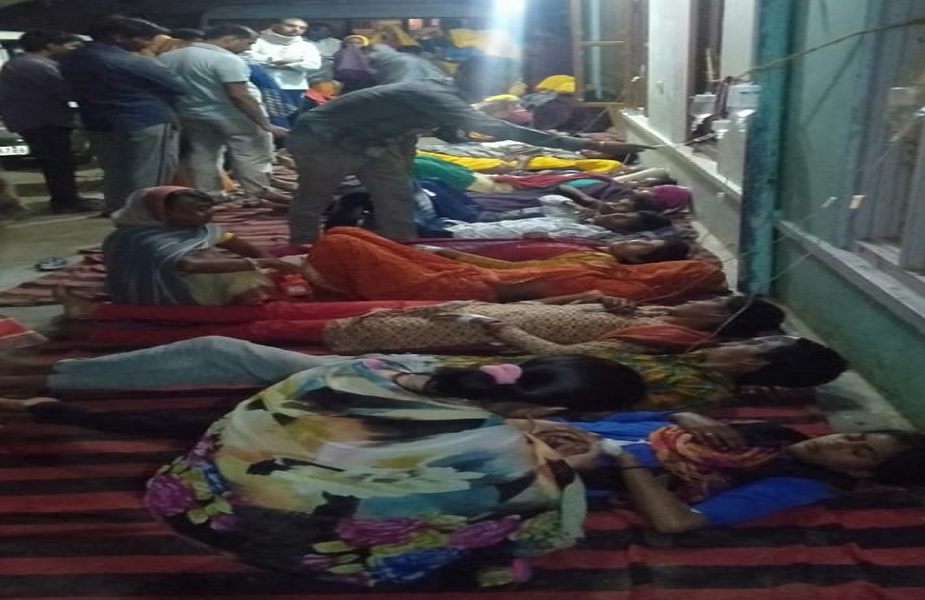 मेडिकल टीम गांव में कैंप लगाकर मरीजों का इलाज करती हुई