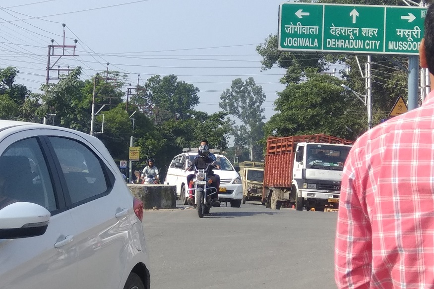 dehradun, 6 number pulia, vending zone, देहरादून में 6 नंबर पुलिया पर बने वे़डिंग ज़ोन से सड़क की चौड़ाई बहुत कम हो गई है और जाम लगने बढ़ गए हैं.