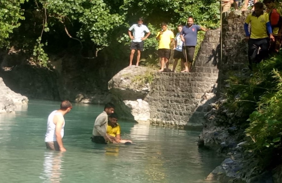 एसडीआरएफ की टीम मौके से छात्रों के शवों को निकालती हुई