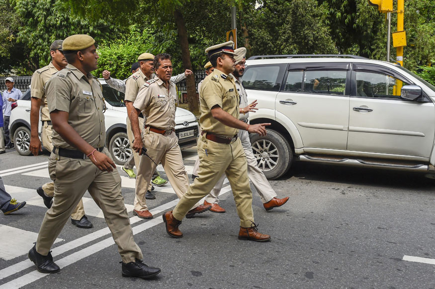 दिल्ली पुलिस सीसीटीवी के जरिए भी दिल्ली के अलग-अलग जगहों को मॉनिटरिंग कर रही है.