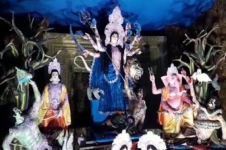 News - जबलपुर में इस साल भी नवरात्रि धूमधाम से मनाई गई. ये है सिटी बंगाली क्लब की भव्य प्रतिमा