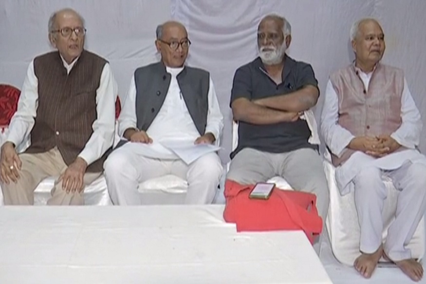 News - दिग्विजय सिंह ने कहा कि महात्मा गांधी की धुन 'ईश्वर-अल्लाह तेरों नाम..' को सामाजिक जीवन में उतारने की जरुरत है.