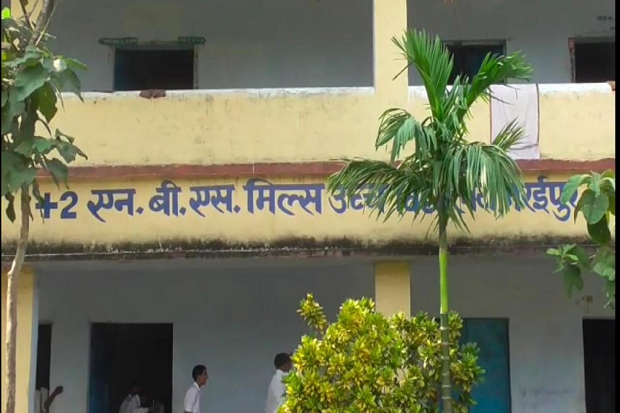 स्कूल में एडमिशन लेकर कोचिंग में पढ़ते हैं बिहार के इस स्कूल के 350 छात्र