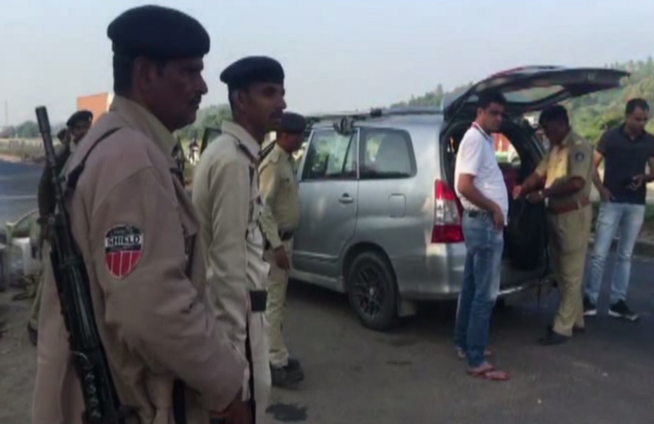 राजस्थान- गुजरात सीमा पर पुलिस वाहनों की चेकिंग करती पुलिस