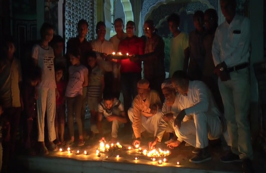 कमरूद्दीन शाह दरगाह पर आतिशबाजी के साथ रोशन हुए दीपक