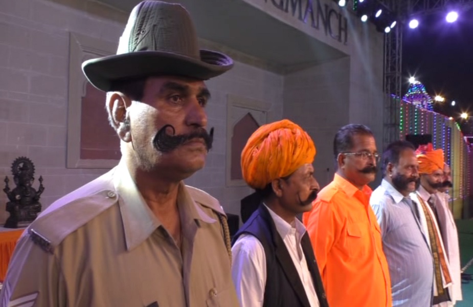 प्रतिभागी अलग- अलग अंदाज में अपनी मूंछों की शान दिखाते मंच पर उतरे