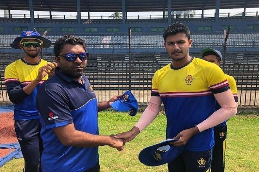 वी. कौशिक ने छत्तीसगढ़ के खिलाफ विजय हजारे ट्रॉफी के सेमीफाइनल में चार विकेट हासिल किए. (फाइल फोटो) cricket, cricket news, sports news, vijay hazare trophy, bcci, indian cricket team, v koushik, amazon, karnataka, क्रिकेट, क्रिकेट न्यूज, स्पोर्ट्स न्यूज, बीसीसीआई, भारतीय क्रिकेट टीम, विजय हजारे ट्रॉफी, कर्नाटक, वी कौशिक, अमेजन