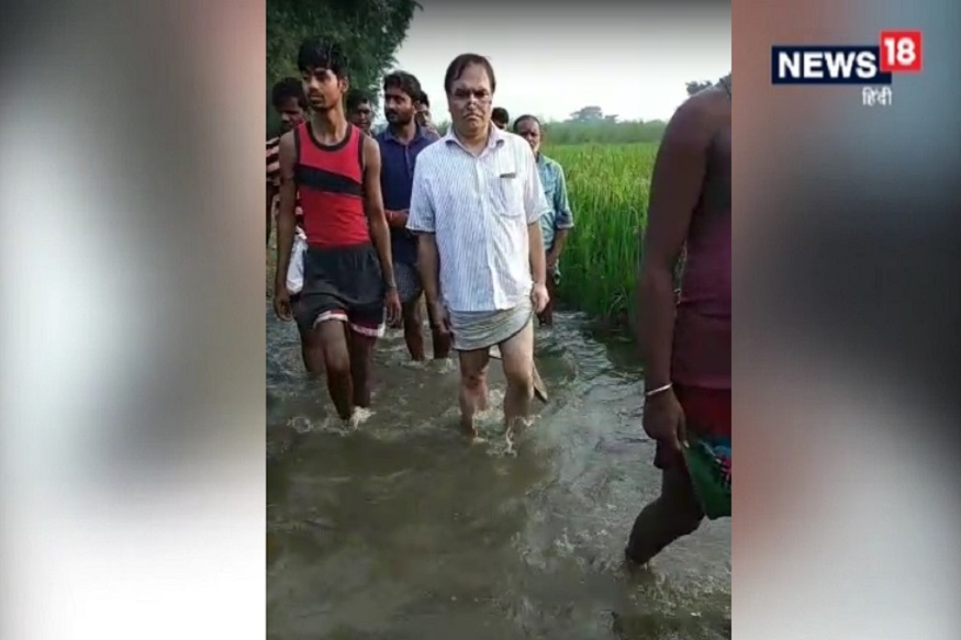Flood in Bihar: बाढ़ पीड़ितों ने मधेपुरा में CO को बनाया बंधक, गमछा पहना कर गांव में घुमाया | Flood in Bihar Flood victims made CO hostage in Madhepura wearing gamchha and walk round the village