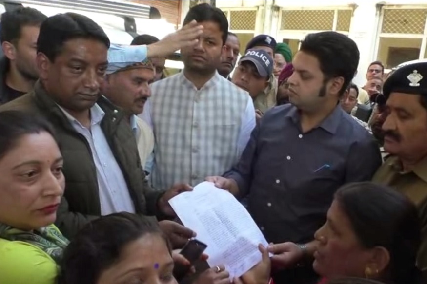 mussoorie, encroachment agitation mamorandam, पालिका कर्मचारियों ने तुरंत आरोपियों की गिरफ़्तारी की मांग की है और पुलिस पर जानबूझकर कार्रवाई न करने का आरोप लगाया है.