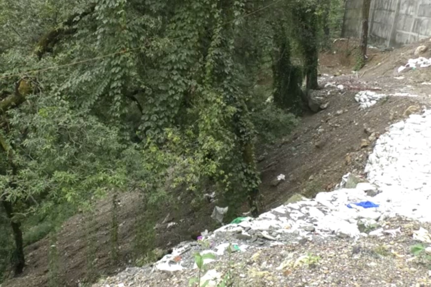 mussoorie illegal garbage dumping, बिल्डर जगह-जगह जंगल में मलबा फेंक रहे हैं जिससे बांज–बुरांश के छोटे पेड़ों को भारी नुक़सान हो रहा है.