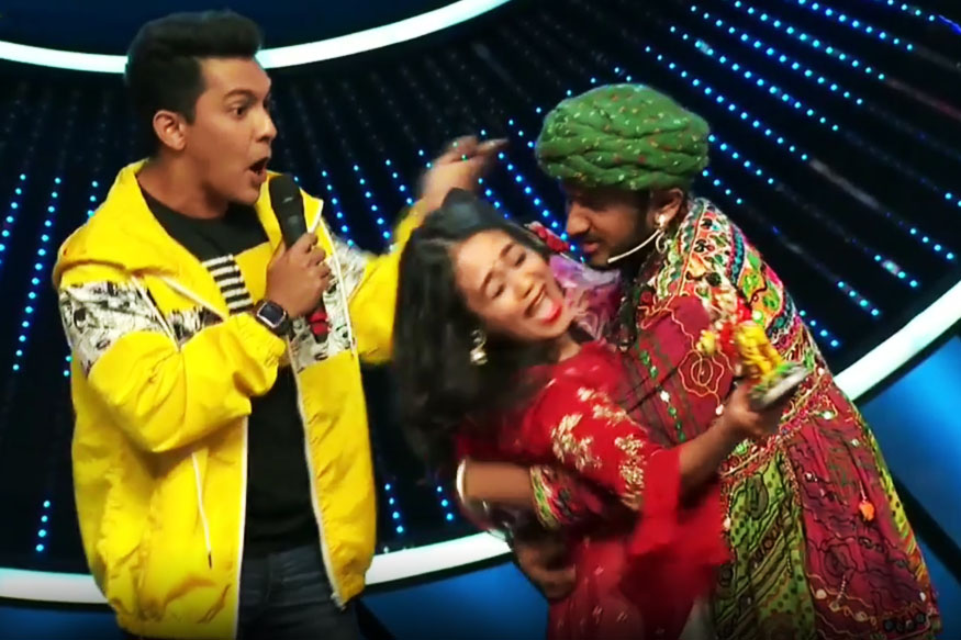 नेहा कक्‍कड़ को Indian Idol 11 के कंटेस्टेंट ने किया जबरदस्‍ती KISS