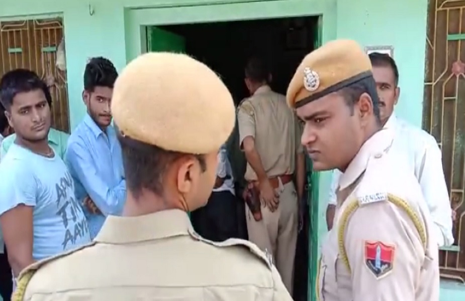 गांव में पैंथर की सूचना मिलने के बाद मौके पर पहुंची पुलिस