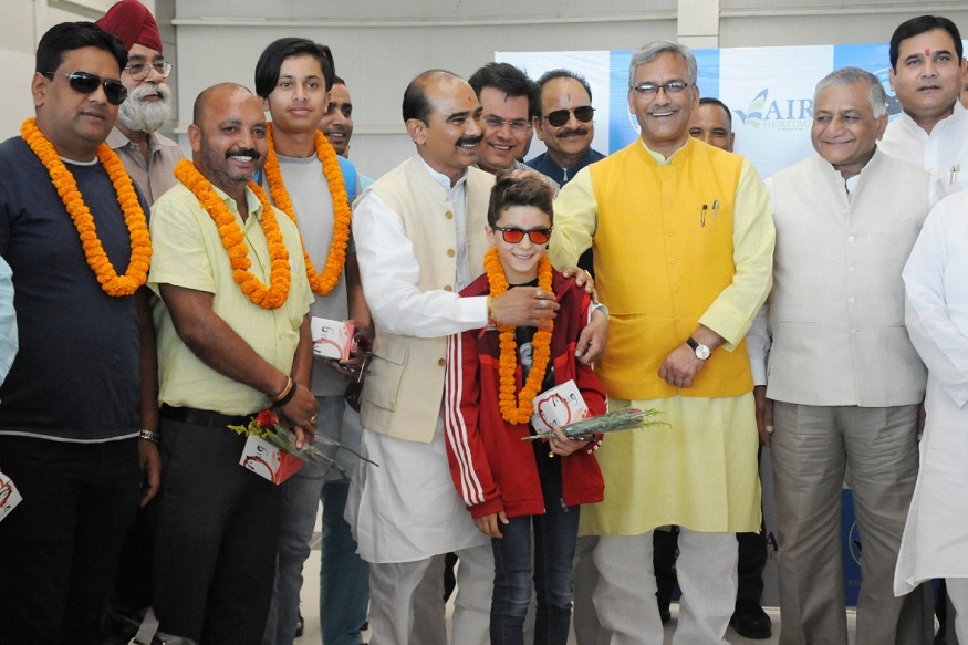 pithoragarh hindon direct flight, पिथौरागढ़ से आए इस नन्हें यात्री का सबने खुलकर स्वागत किया.
