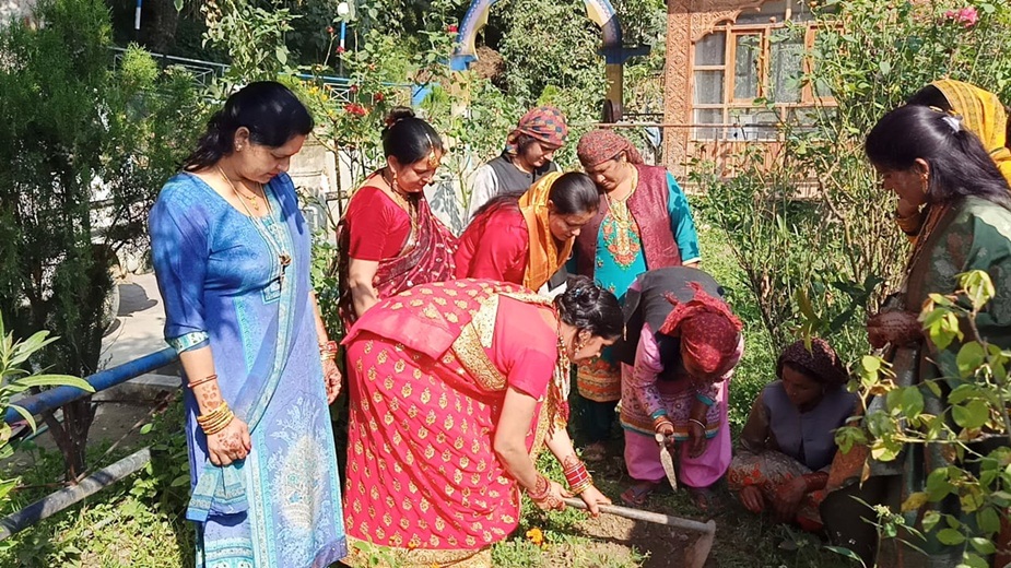 पौधरोपण करती हुई महिलाएं.