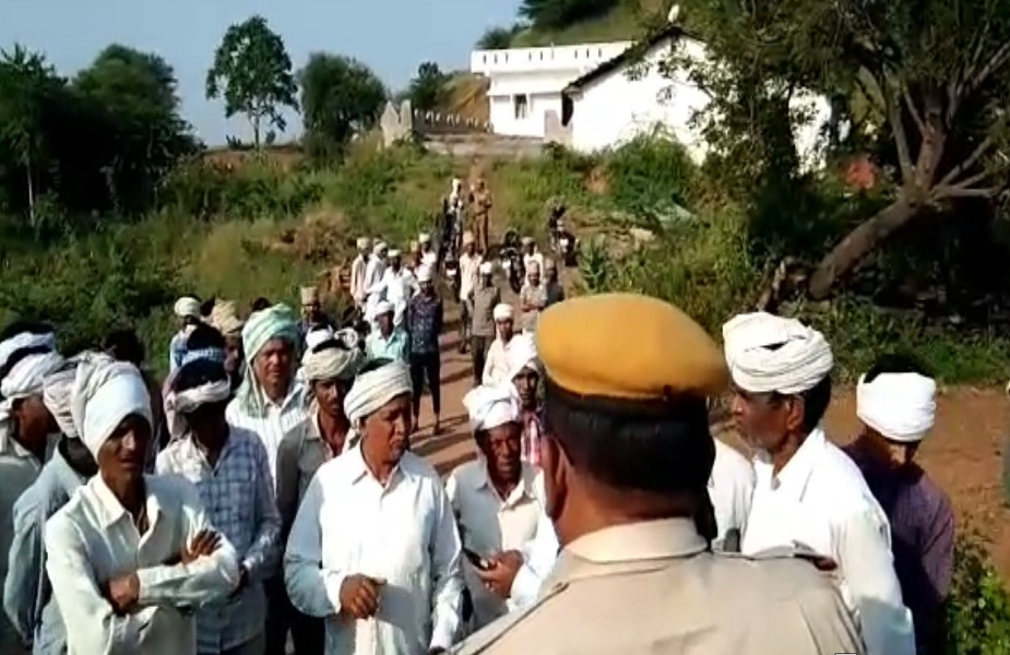 युवक की मौत के बाद घटनास्थल पर लोगों की भारी भीड़ हुई जमा