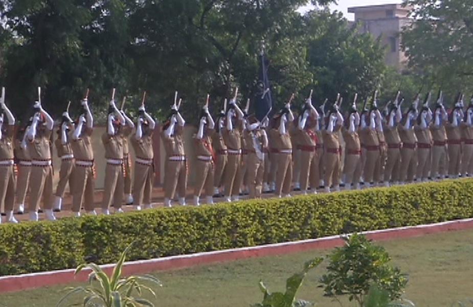 शहीद दिवस परेड में शामिल पुलिसकर्मियों ने तीन-तीन राउंड फायर कर दी श्रद्धांजलि