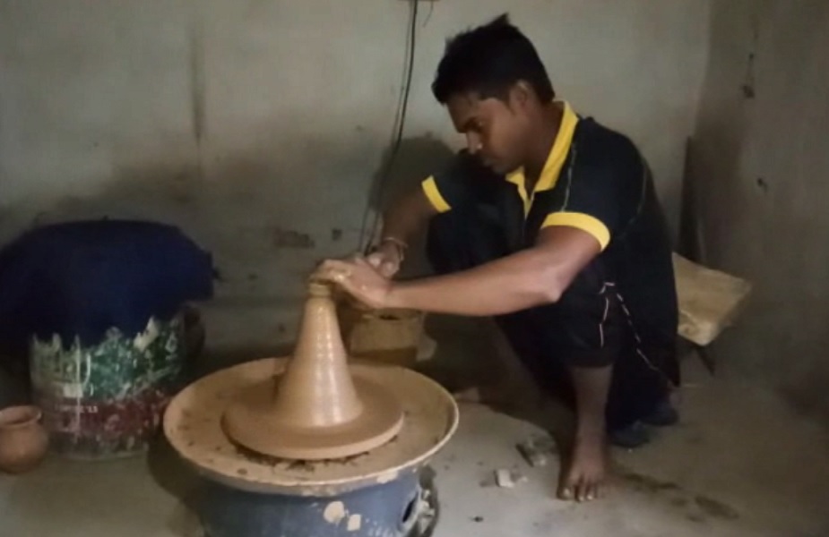 रामगढ़ में लगातार हो रही बारिश होकर कुम्हार घर में बना रहे दीपक