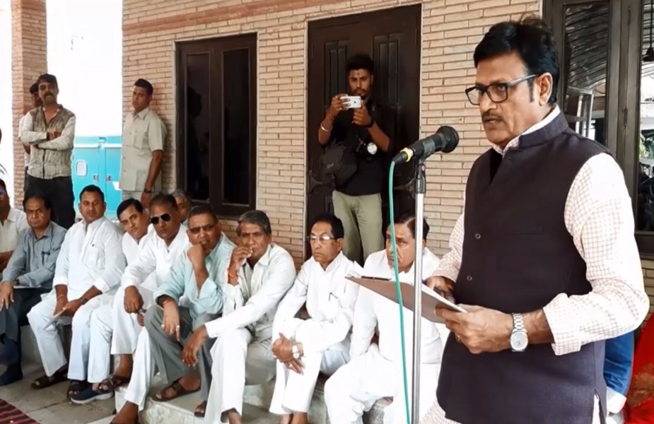 चूरू में मीटिंग के दौरान संबोधित करते हुए राजेंद्र राठौड