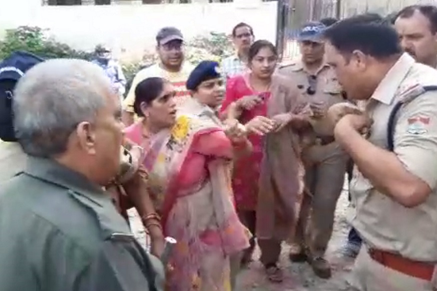 rishikesh police abuse women, महिलाओं ने पुलिसकर्मी के इस बर्ताव का विरोध किया और कहा कि वह इसकी शिकायत उच्चाधिकारियों को करेंगी.